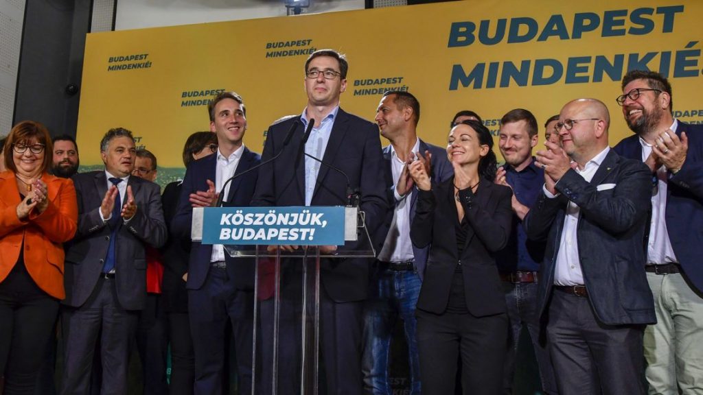Vezető képünkön Karácsony Gergelyt, Budapest új főpolgármesterét és az egyesült ellenzék vezetőit látják 2019 október 13-i önkormányzati választás éjszakáján. Fotó: 24.hu