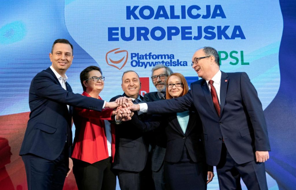 A képen balról jobbra Władysław Kosiniak-Kamysz, a Parasztpárt (PSL) elnöke, Katarzyna Lubnauer, a Modern (Nowoczesna) párt elnöke, Grzegorz Schetyna, a Polgári Platform (PO) elnöke, Małgorzata Elżbieta Tracz és Marek Stanisław Kossakowski a Zöldpárt (Zieloni) képviseletében, valamint Włodzimierz Czarzasty, a Baloldali Demokraták Pártja (SLD) elnöke látható 2019 májusában, az ellenzéki Európai Koalíció választási szövetség megalakulásakor. Az EP-választások után az ellenzéki összefogás felbomlott. Fotó: Agencja Gazeta.