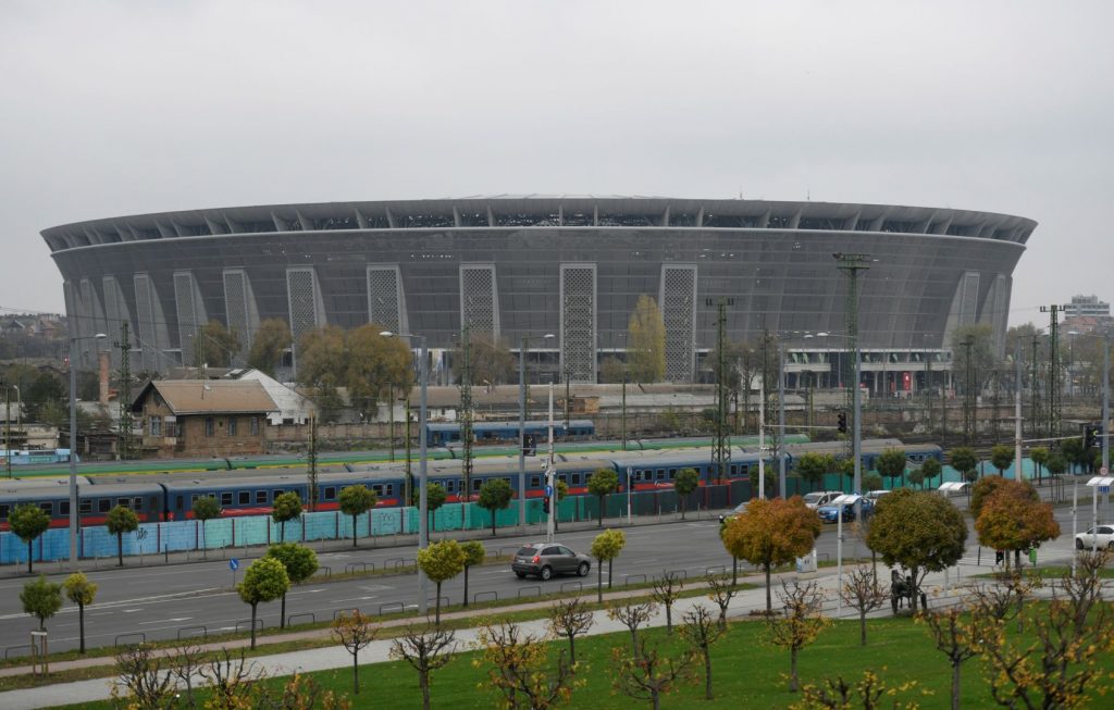 A vezető képen a mai magyar valóságot tekinthetik meg: a távolban a teljesen felesleges, túlárazott stadion, az előtérben a múlt századból itt maradt vonatok. A kép forrása: sport.sk