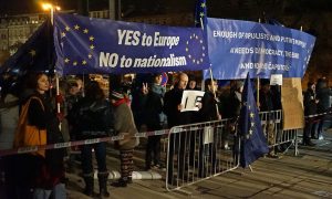 „Igen Európára, nem a nacionalizmusra!” és „Elég a populistákból és Putyin bábjaiból, a V4-nek demokráciára, az euróra és több Čaputovára van szüksége” - ilyen és ehhez hasonló - EU-barát transzparensekkel várták Orbán Viktor magyar miniszterelnököt a prágai Állami Operaház ünnepélyes átadása előtt 2020 január 5-én, Prágában. Fotó: Tom Rimpel, „Nem akarjuk Orbánt Prágában” elnevezésű Facebook csoport.