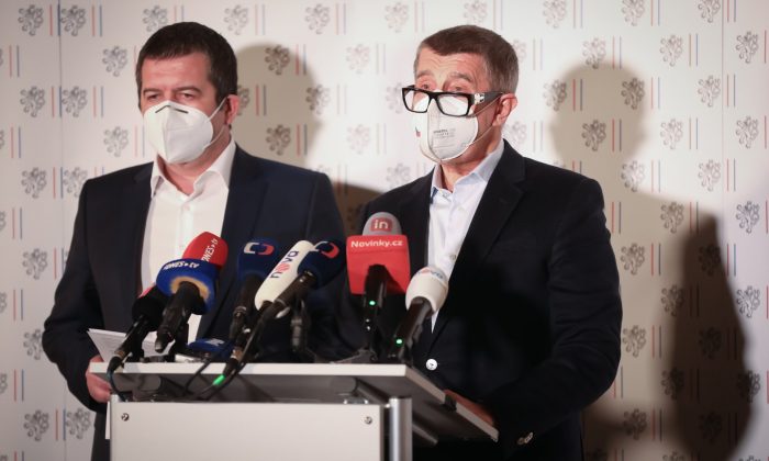 Vezető képünkön a cseh miniszterelnököt és belügyminisztert látják a szombat esti drámai bejelentés pillanatában. Fotó: rozhlas.cz.